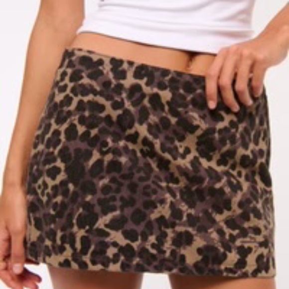 Abercrombie & Fitch Leapord Print Mid Rise Denim Mini Skort - Picture 3 of 7